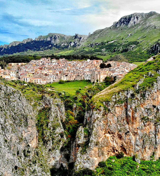 Il quartiere di la Terra Vecchia sopra la bocca dell'Inferno