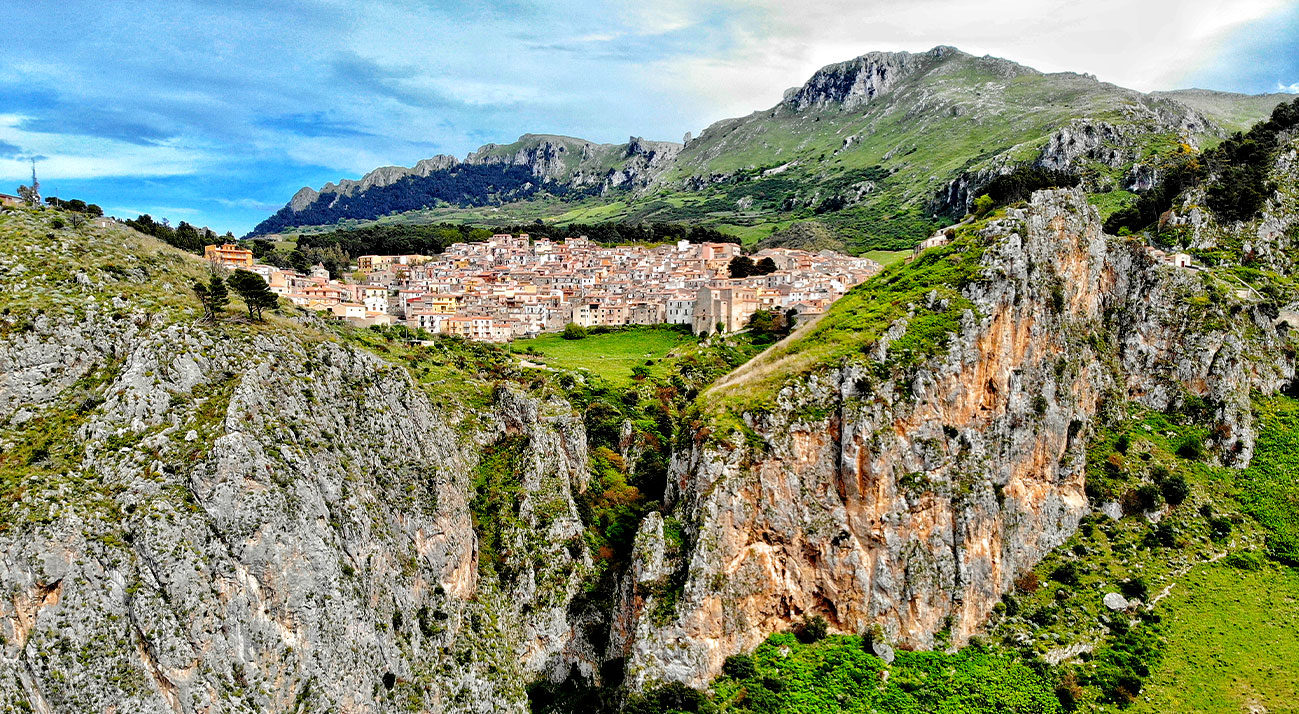 Il quartiere di la Terra Vecchia sopra la bocca dell'Inferno